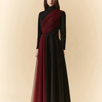Abito longuette nero con collo dolcevita e drappeggio in tulle bordeaux
