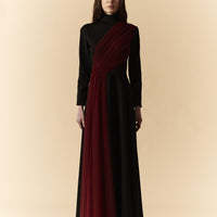 Abito longuette nero con collo dolcevita e drappeggio in tulle bordeaux