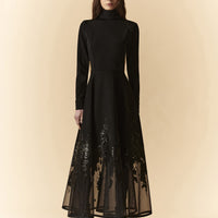 Abito longuette nero con collo dolcevita e fondo in organza con lattice