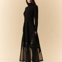 Abito longuette nero con collo dolcevita e fondo in organza con lattice