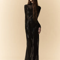 Abito lungo nero in tulle con collo dolcevita e spalmature in lattice