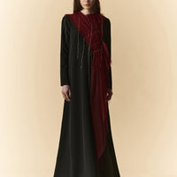 Abito lungo nero in cady e tulle con drappeggi e imbastiture decorative