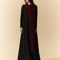 Abito lungo nero in cady e tulle con drappeggi e imbastiture decorative