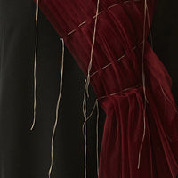 Abito lungo nero in cady e tulle con drappeggi e imbastiture decorative