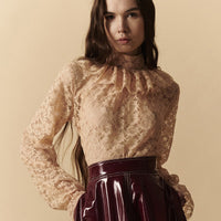 Camicia in pizzo avorio con collo Pierrot e maniche con volant