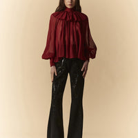 Camicia in chiffon di seta bordeaux con collo Pierrot e maniche a volant
