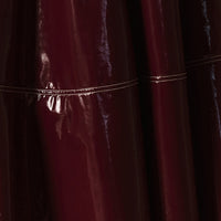 Gonna longuette in vinile rosso sangue con cuciture a contrasto