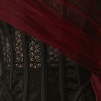 Corsetto nero in organza con drappeggio in tulle rosso sangue