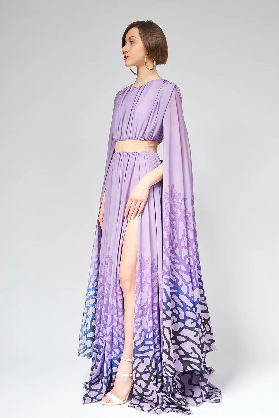 Abito in chiffon con maxi maniche