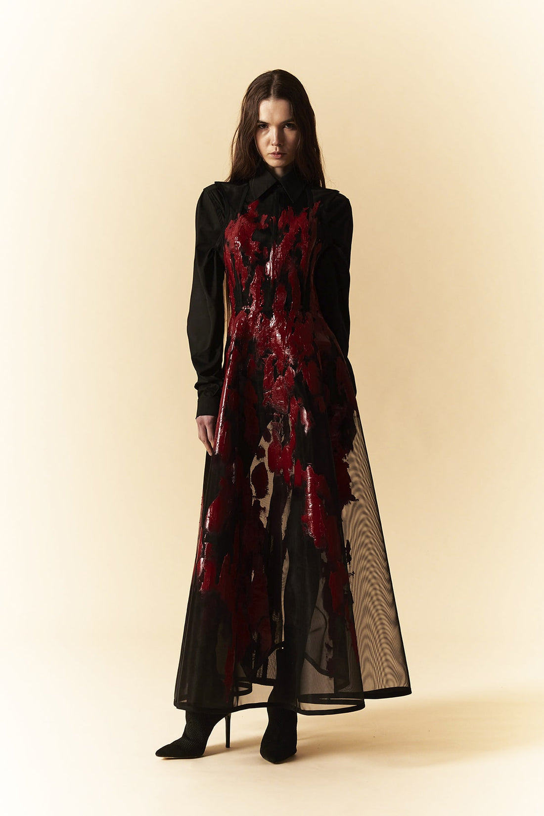 Abito longuette in organza trasparente con spalmature in lattice rosso rubino