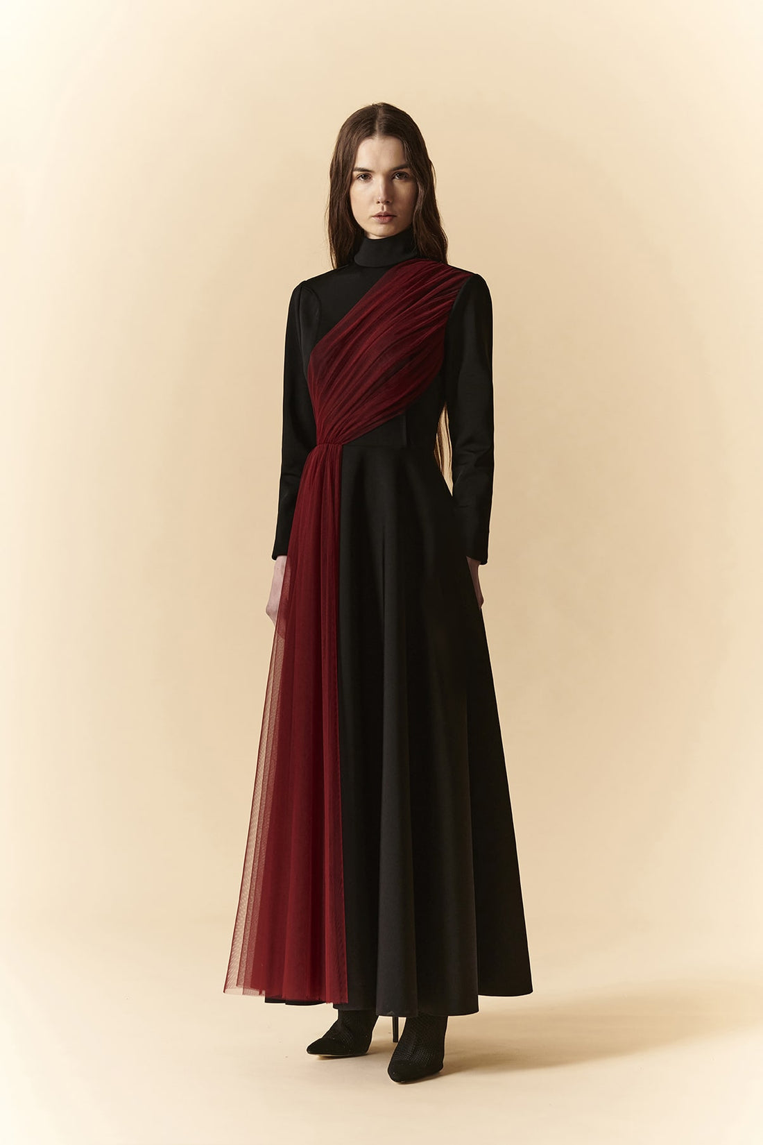 Abito longuette nero con collo dolcevita e drappeggio in tulle bordeaux