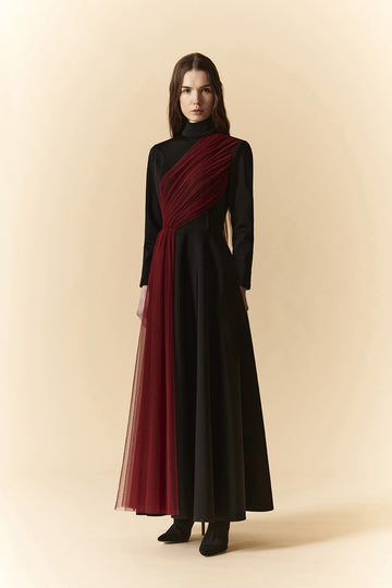 Abito longuette nero con collo dolcevita e drappeggio in tulle bordeaux