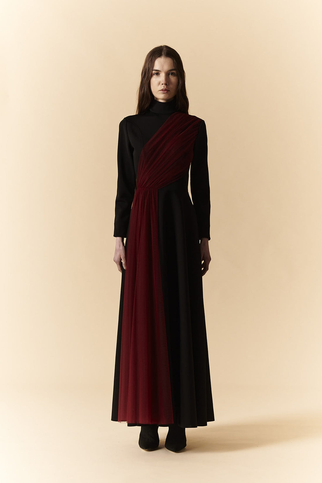 Abito longuette nero con collo dolcevita e drappeggio in tulle bordeaux