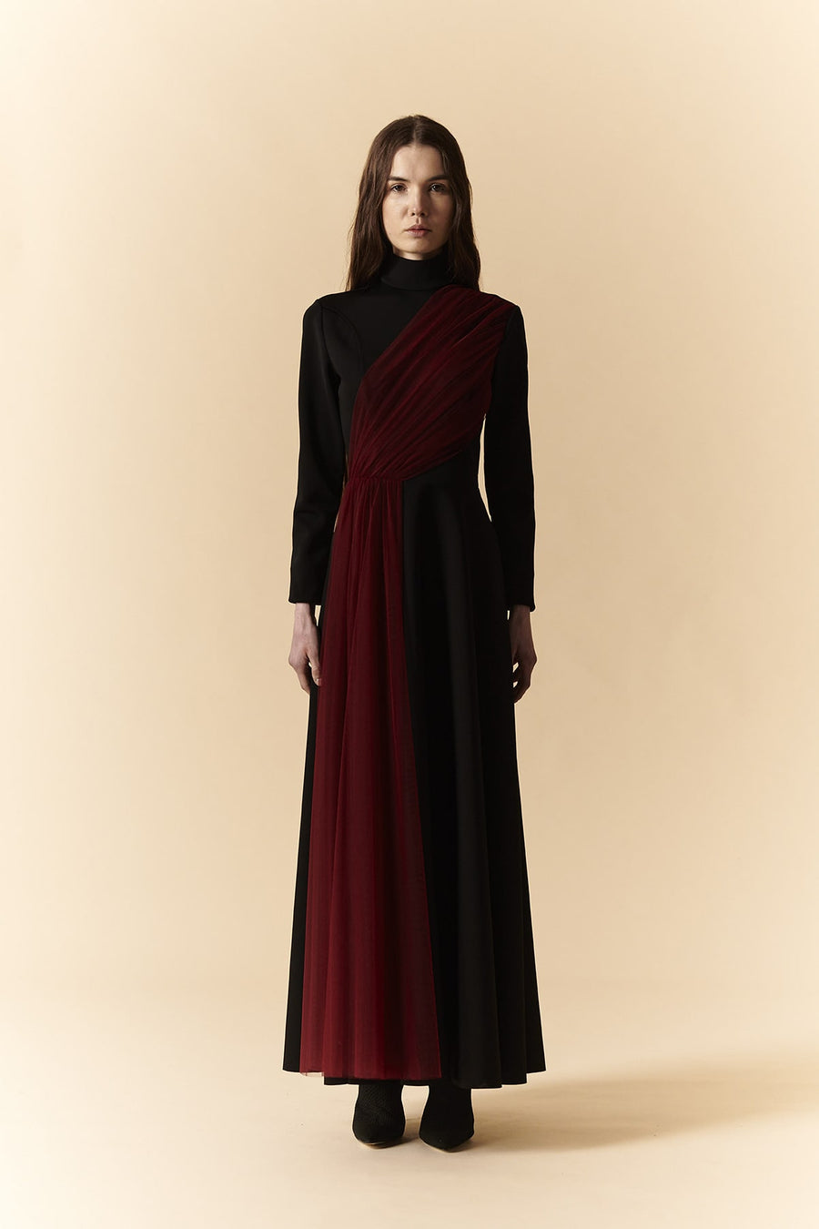 Abito longuette nero con collo dolcevita e drappeggio in tulle bordeaux