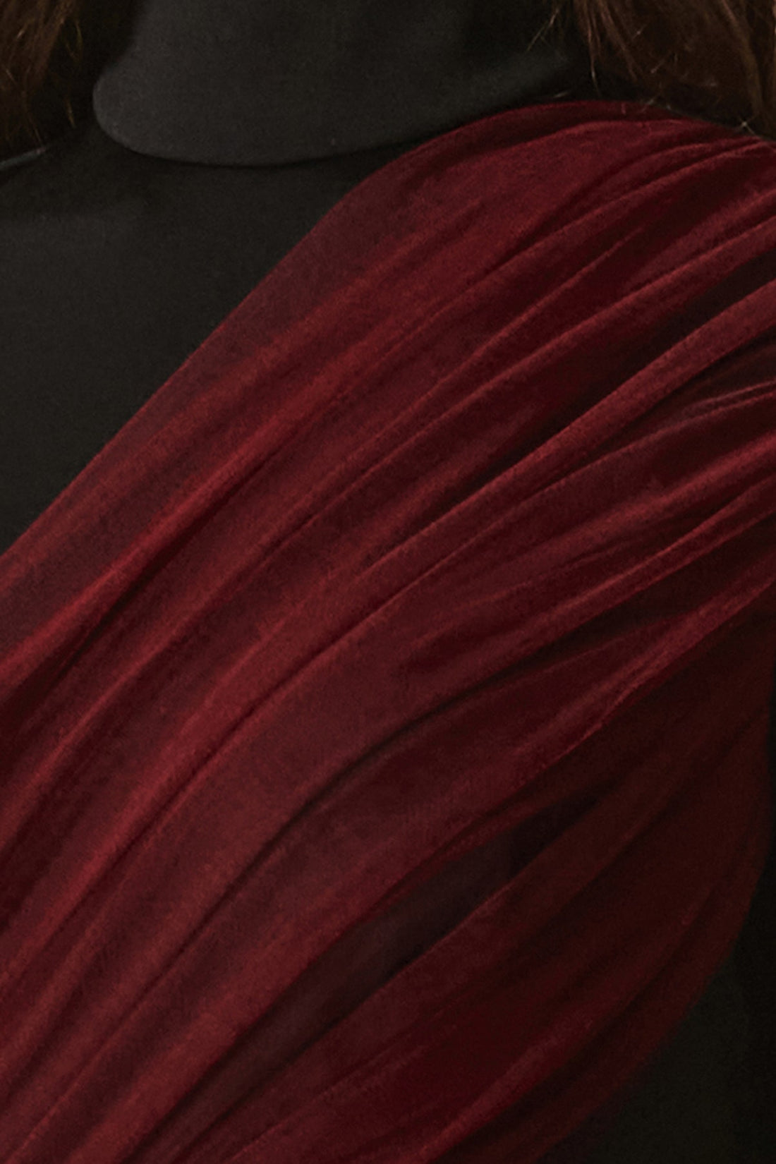 Abito longuette nero con collo dolcevita e drappeggio in tulle bordeaux