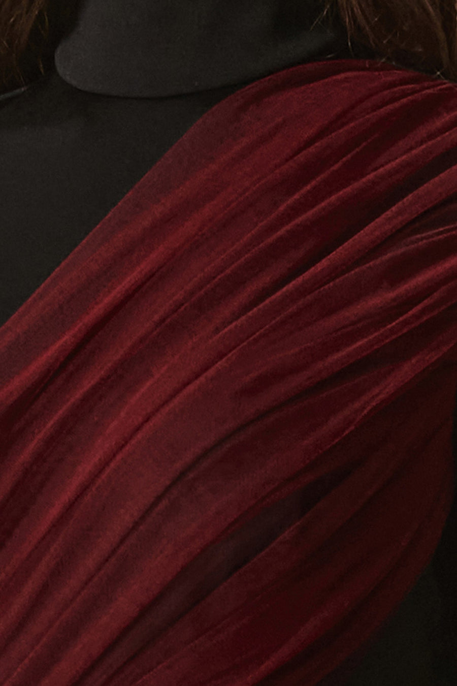 Abito longuette nero con collo dolcevita e drappeggio in tulle bordeaux