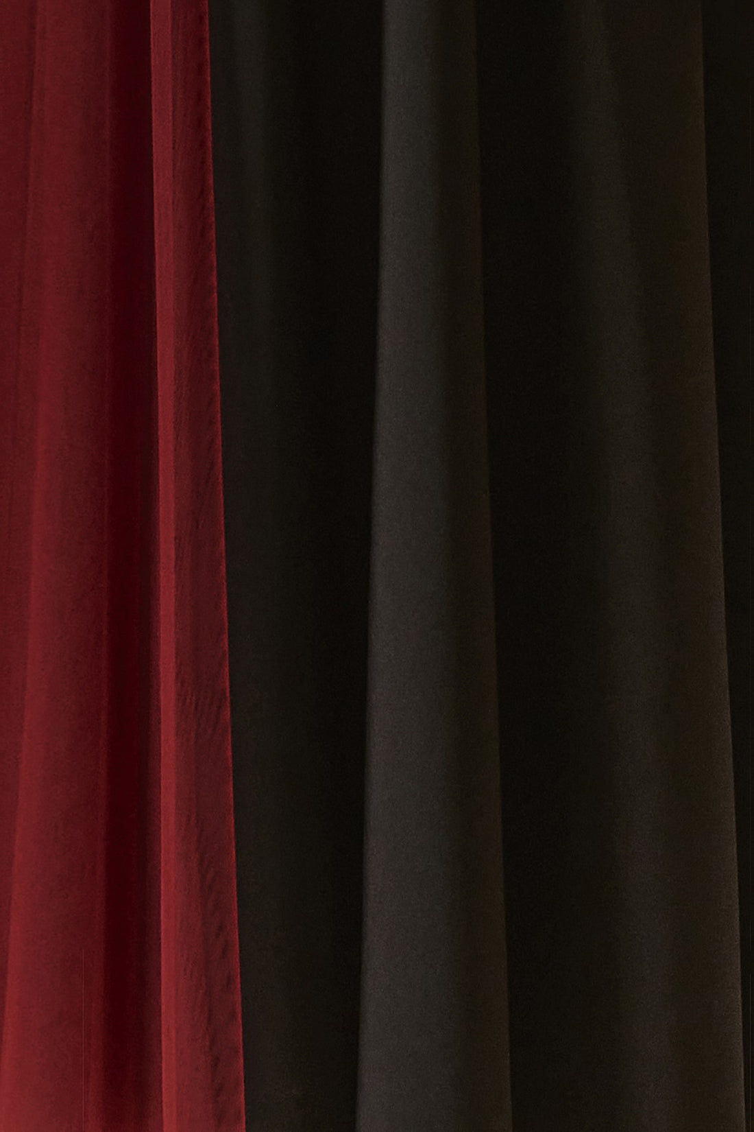 Abito longuette nero con collo dolcevita e drappeggio in tulle bordeaux