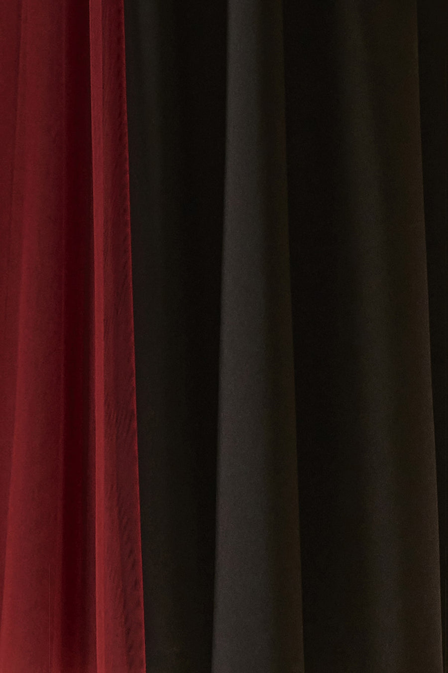 Abito longuette nero con collo dolcevita e drappeggio in tulle bordeaux