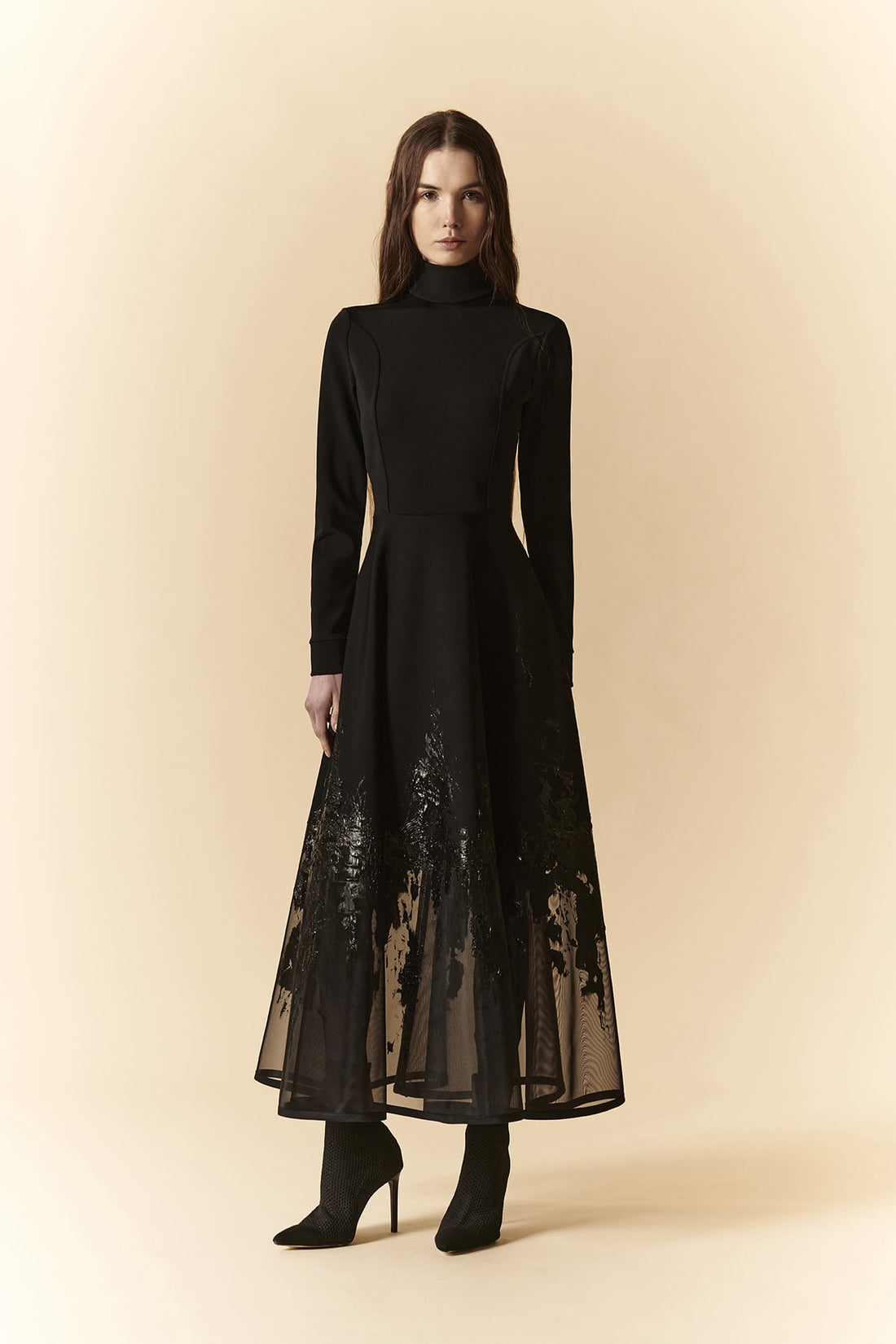 Abito longuette nero con collo dolcevita e fondo in organza con lattice