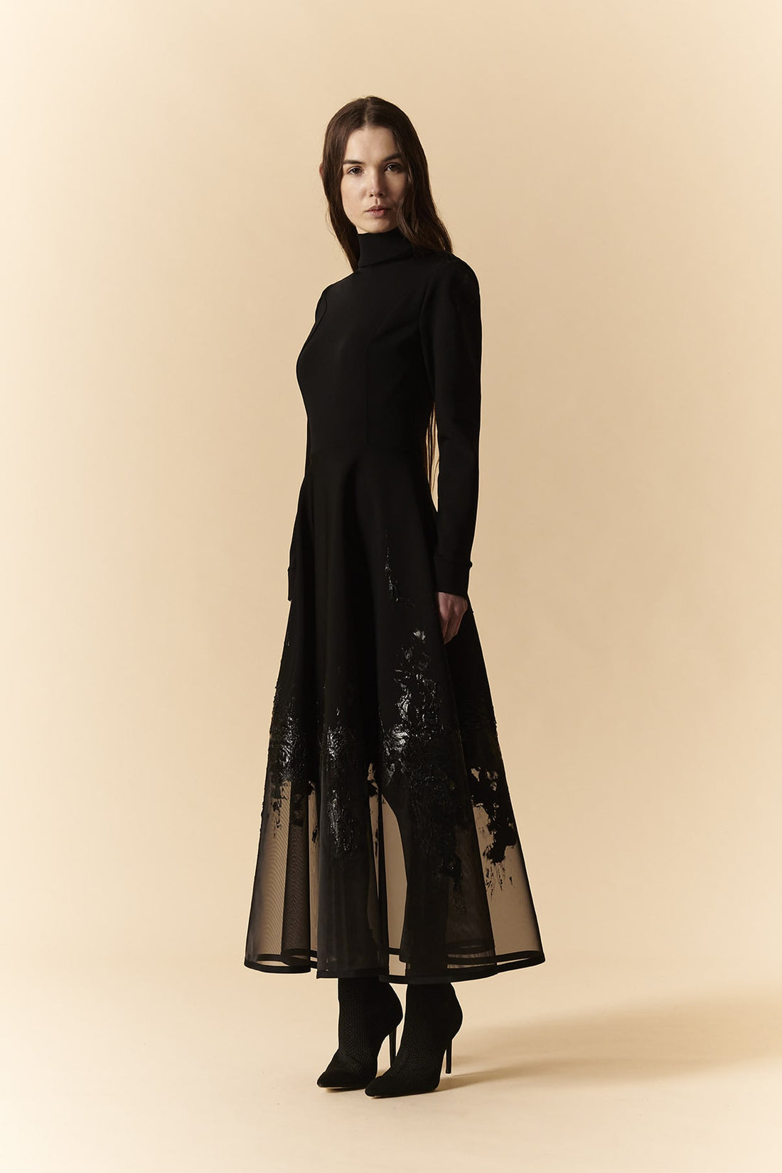 Abito longuette nero con collo dolcevita e fondo in organza con lattice