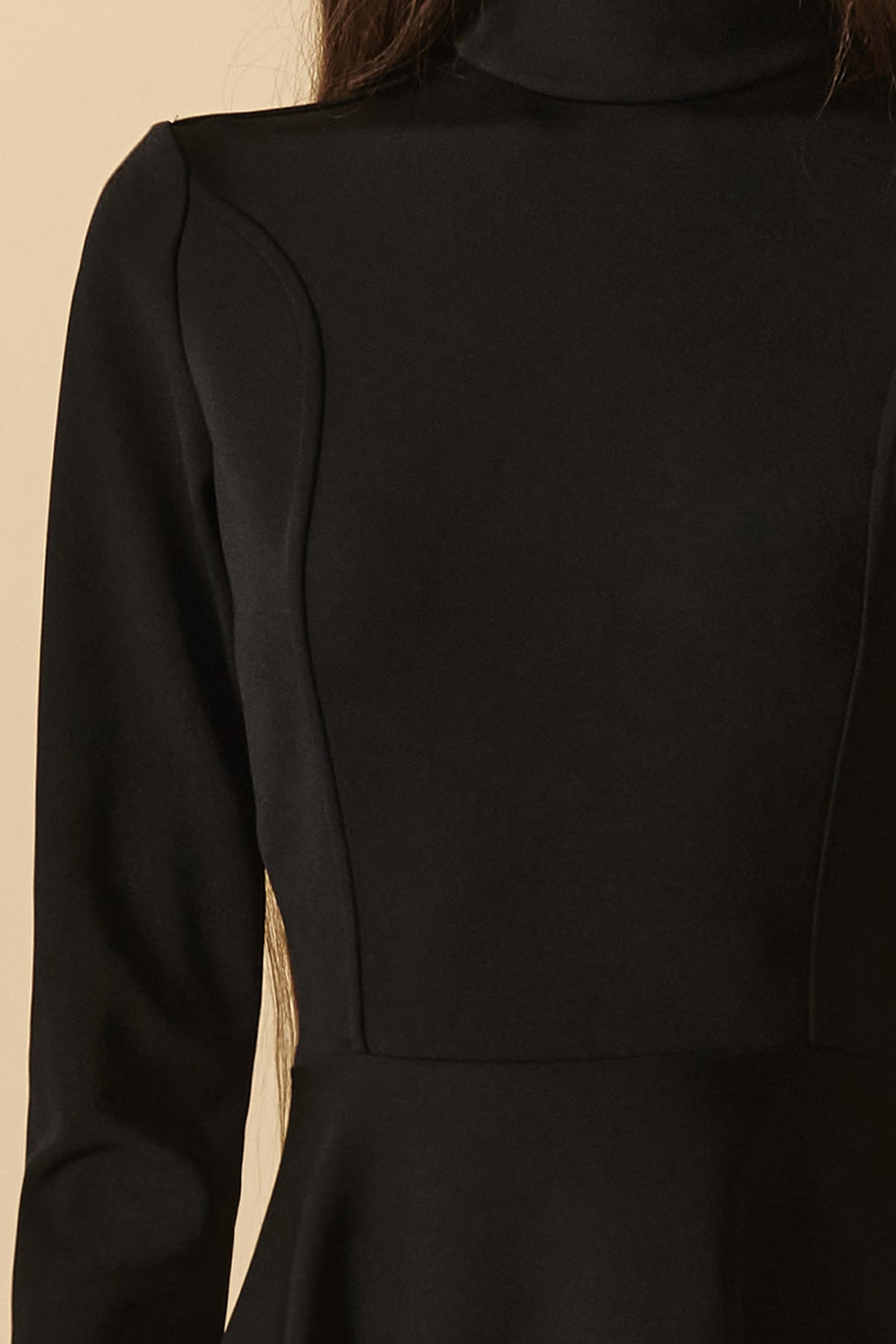 Abito longuette nero con collo dolcevita e fondo in organza con lattice