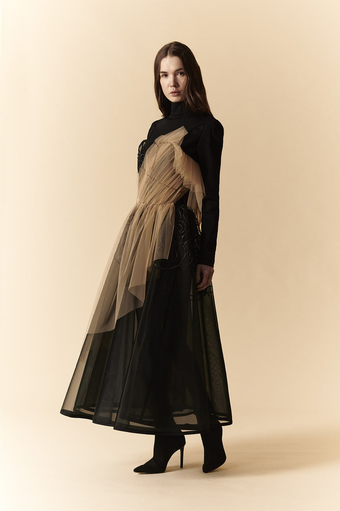 Abito longuette nero senza spalline in organza e tulle con ricami in lattice