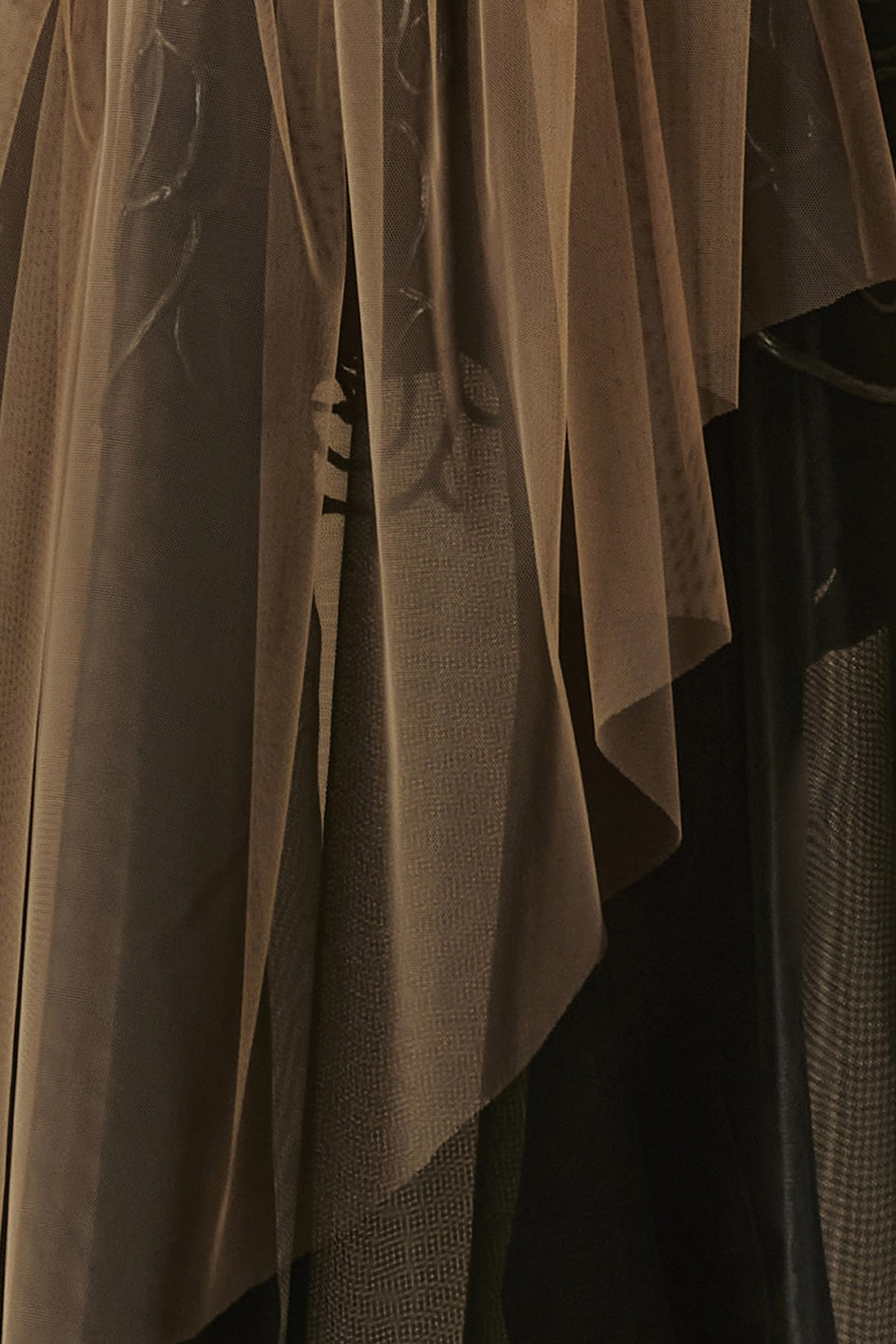Abito longuette nero senza spalline in organza e tulle con ricami in lattice