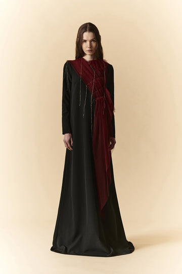 Abito lungo nero in cady e tulle con drappeggi e imbastiture decorative