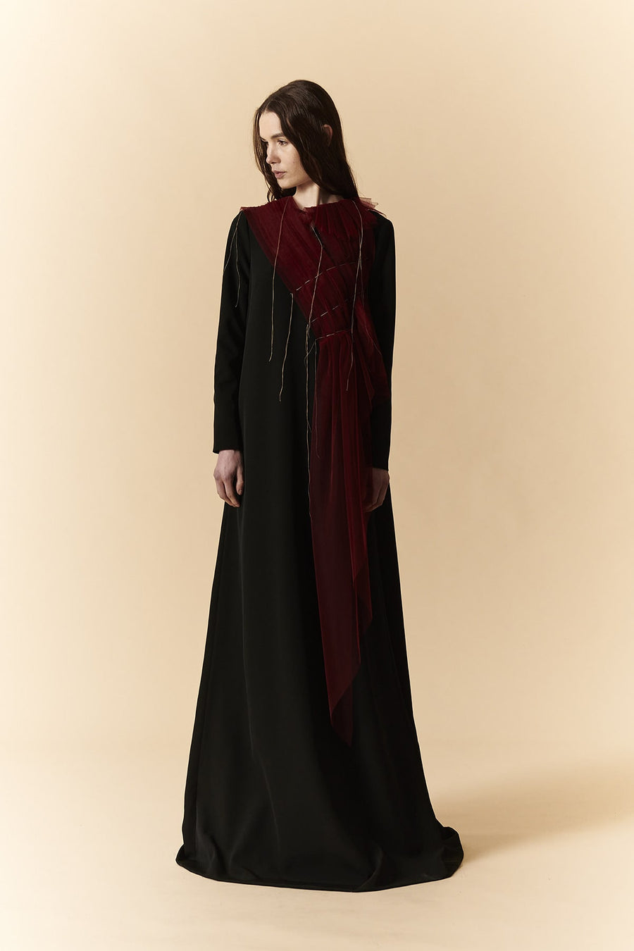 Abito lungo nero in cady e tulle con drappeggi e imbastiture decorative