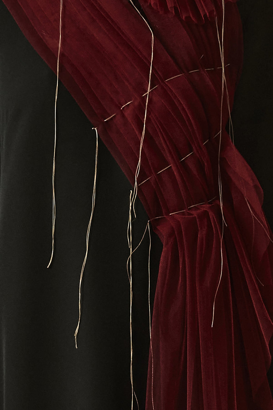 Abito lungo nero in cady e tulle con drappeggi e imbastiture decorative