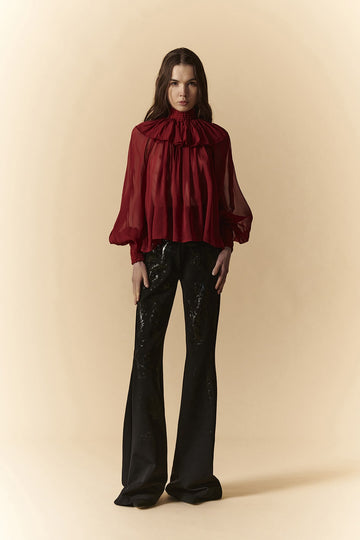 Camicia in chiffon di seta bordeaux con collo Pierrot e maniche a volant
