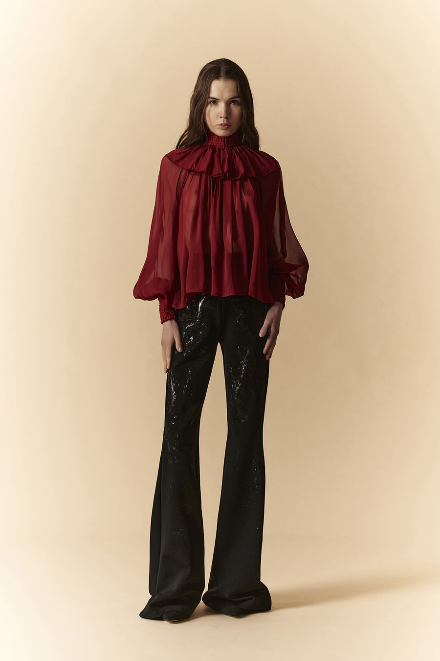 Camicia in chiffon di seta bordeaux con collo Pierrot e maniche a volant