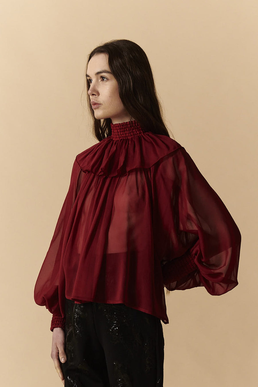 Camicia in chiffon di seta bordeaux con collo Pierrot e maniche a volant