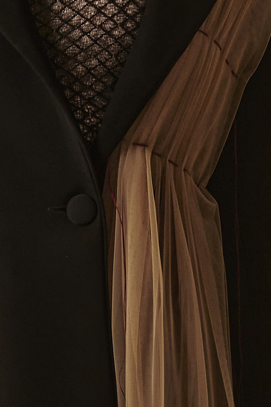 Giacca nera in cady con drappeggio in tulle ambra antica
