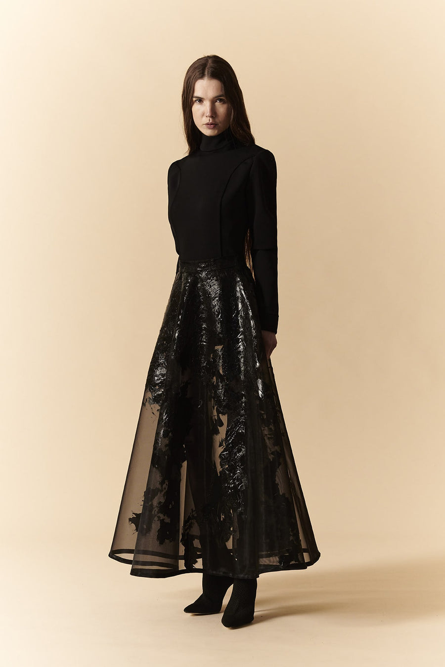 Gonna longuette in organza nera con spalmature in lattice
