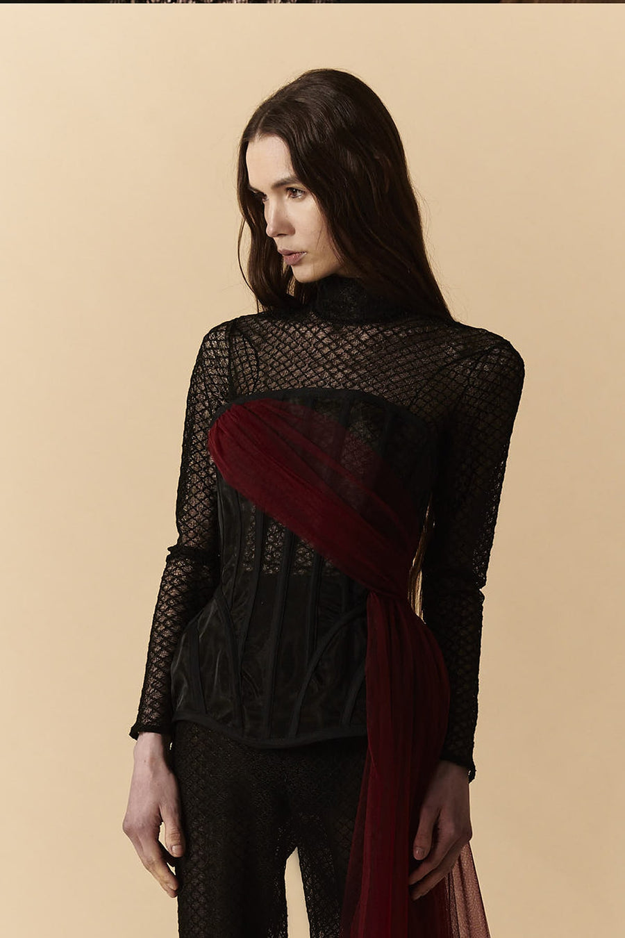 Corsetto nero in organza con drappeggio in tulle rosso sangue