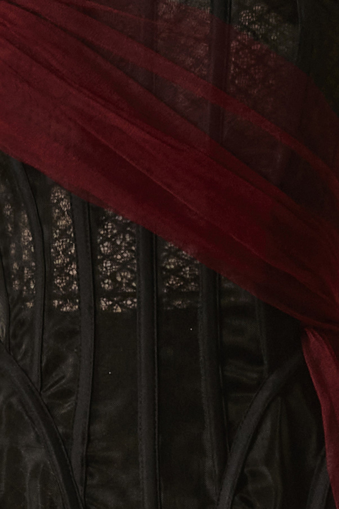 Corsetto nero in organza con drappeggio in tulle rosso sangue
