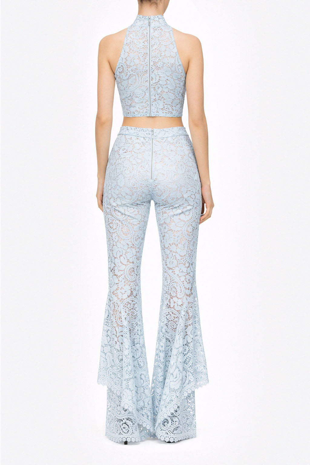 Top crop in pizzo macramé con collo alto e taglio halter
